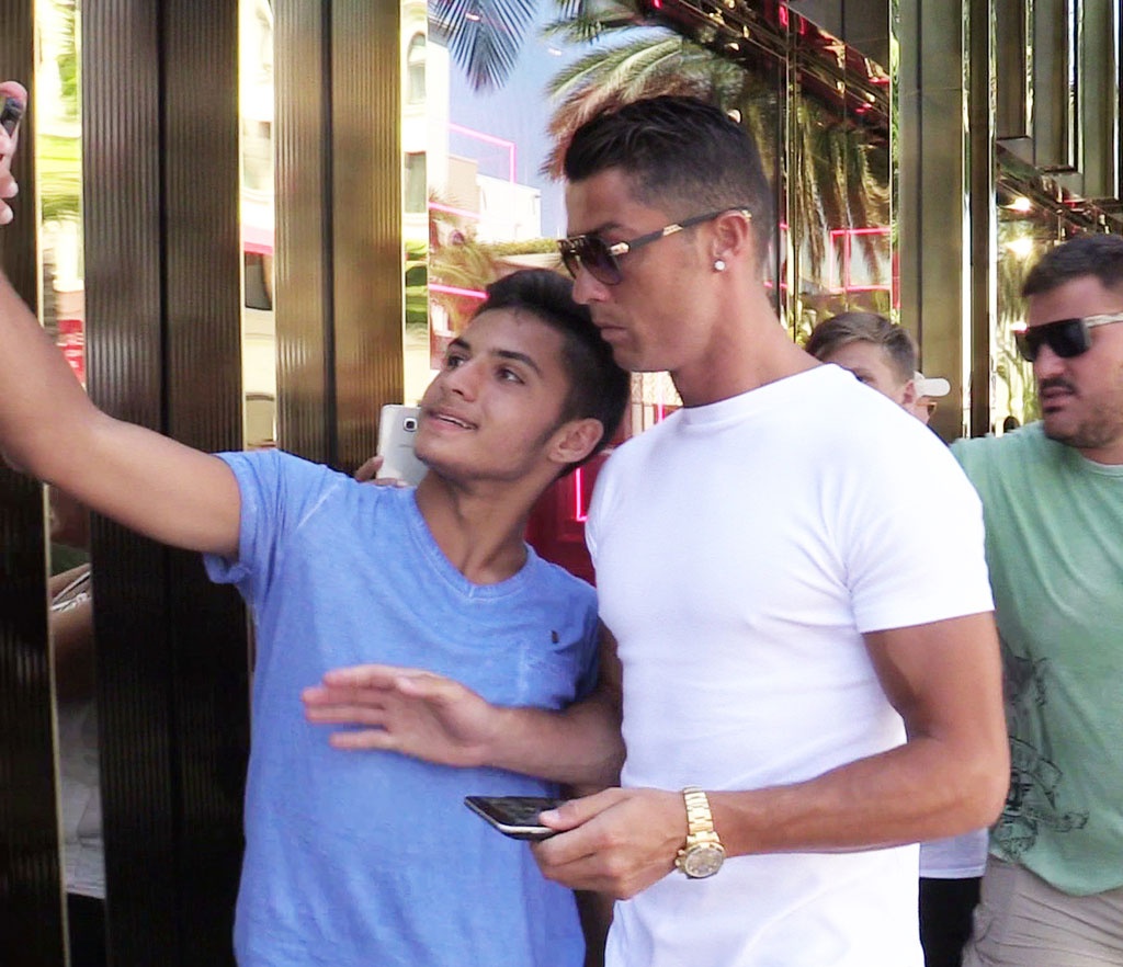 Fan chup anh Ronaldo dao pho anh 2