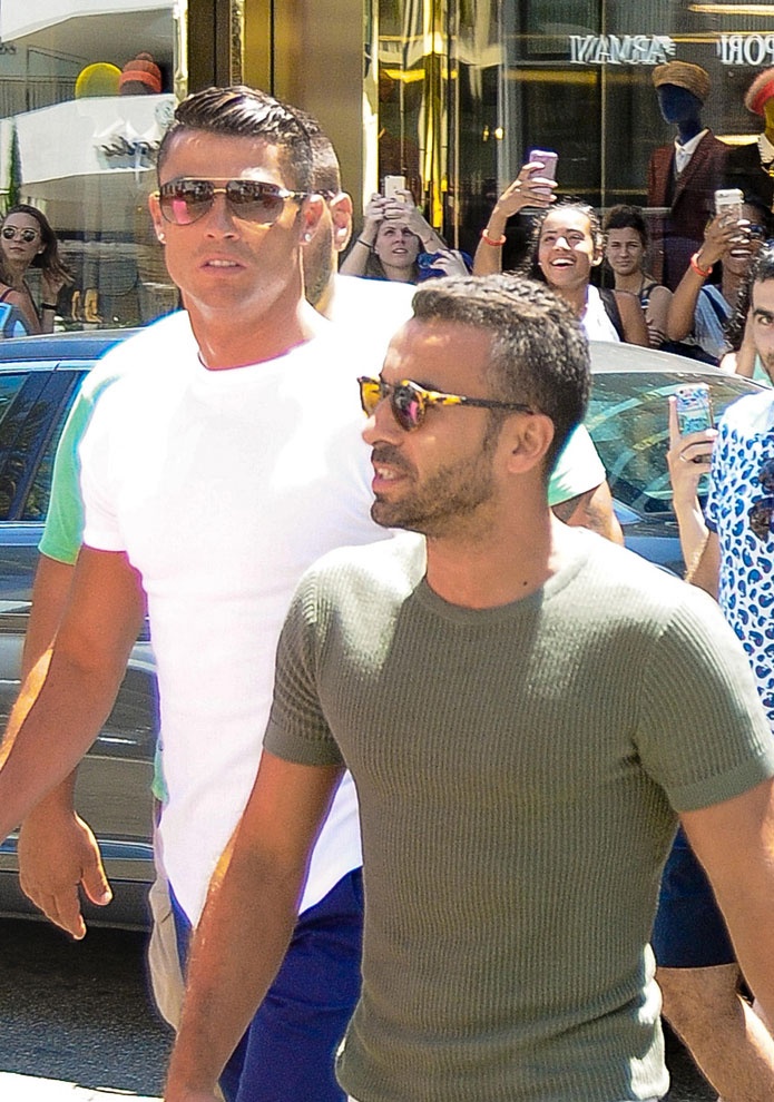 Fan chup anh Ronaldo dao pho anh 5