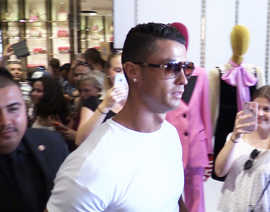 Fan chup anh Ronaldo dao pho anh 6