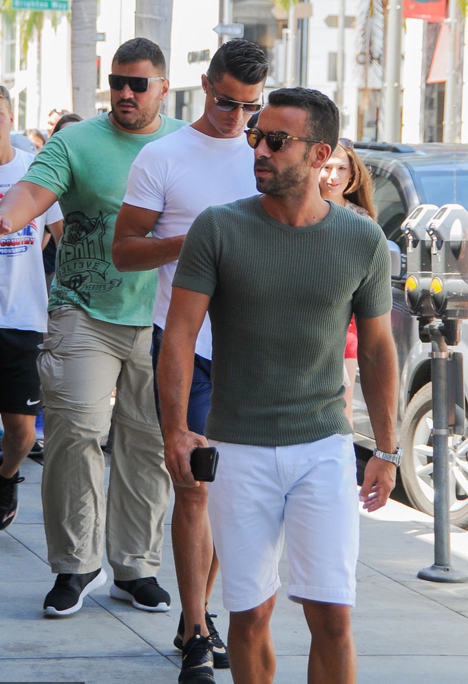 Fan chup anh Ronaldo dao pho anh 7