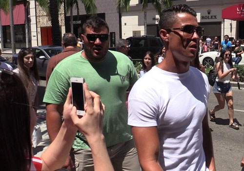 Fan phan khich chup anh Ronaldo dao pho hinh anh