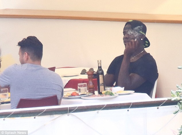 Balotelli hút thuốc trong kỳ nghỉ ảnh 1 Balotelli hut thuoc trong ky nghi anh 1