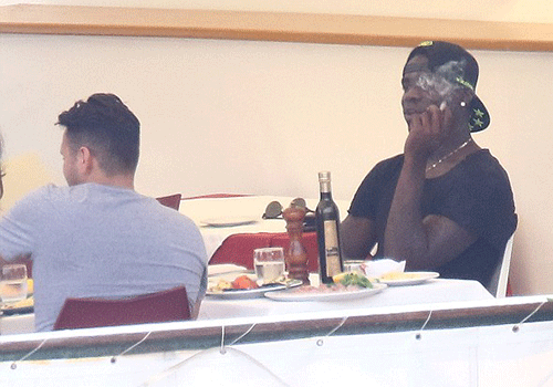 Balotelli hut thuoc, uong ruou truoc mua giai moi hinh anh