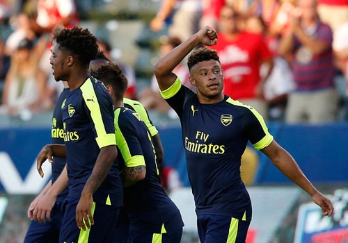 Chivas vs Arsenal (1-3): Tan binh Holding ghi dau an hinh anh