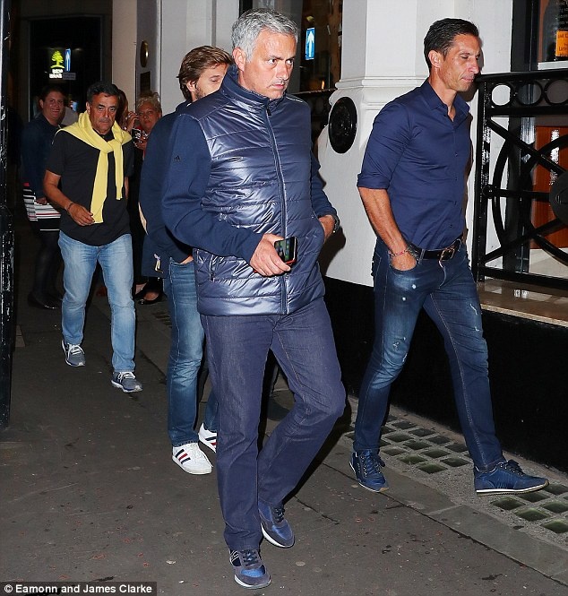 Mourinho đi bộ đến nhà hàng ăn tối ảnh 1 Mourinho di bo den nha hang an toi anh 1
