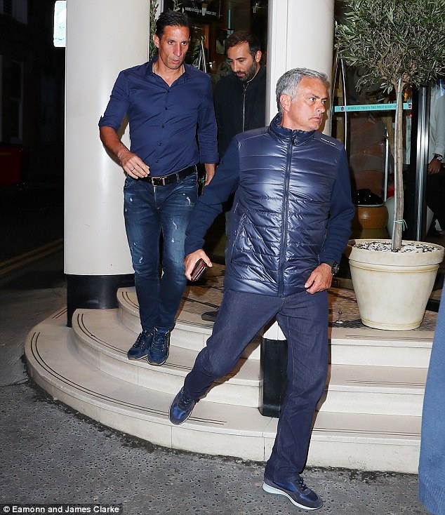 Mourinho đi bộ đến nhà hàng ăn tối ảnh 2 Mourinho di bo den nha hang an toi anh 2
