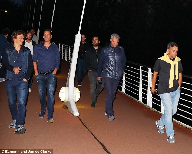 Mourinho đi bộ đến nhà hàng ăn tối ảnh 3 Mourinho di bo den nha hang an toi anh 3