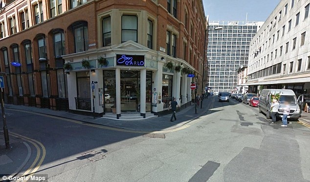 Mourinho đi bộ đến nhà hàng ăn tối ảnh 4 Mourinho di bo den nha hang an toi anh 4