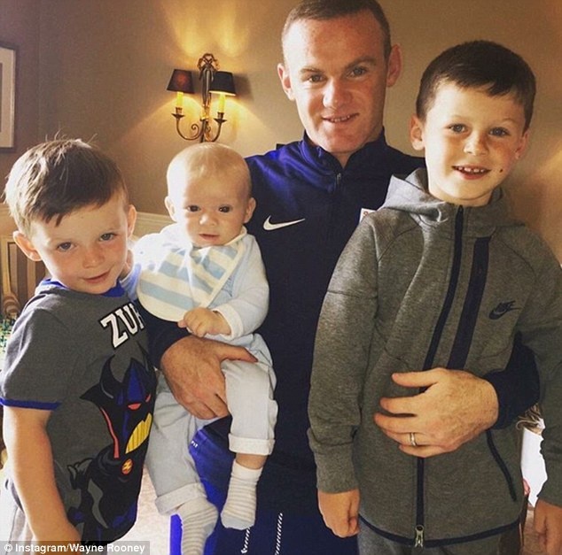 Mourinho đi bộ đến nhà hàng ăn tối ảnh 7 Mourinho di bo den nha hang an toi anh 7