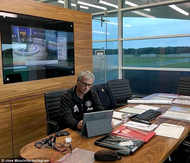 Mourinho đi bộ đến nhà hàng ăn tối ảnh 6 Mourinho di bo den nha hang an toi anh 6