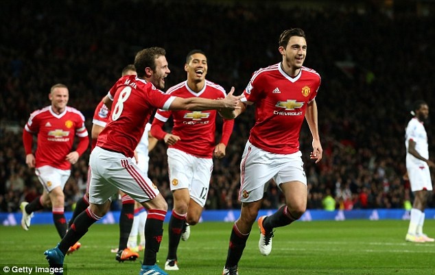 Mourinho đi bộ đến nhà hàng ăn tối ảnh 8 Mourinho di bo den nha hang an toi anh 8