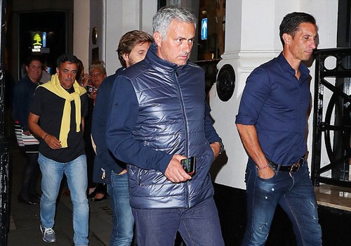 Mourinho cung cong su di bo den nha hang an toi hinh anh