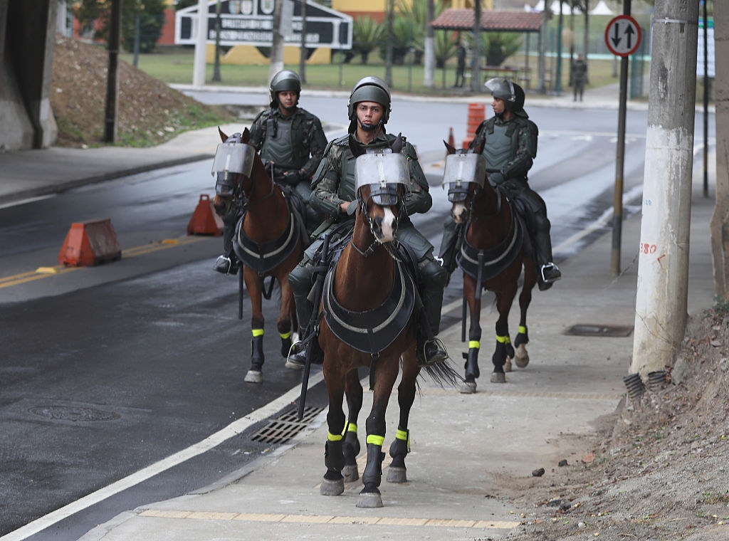 Canh sat vat va bao ve duoc Olympics anh 5
