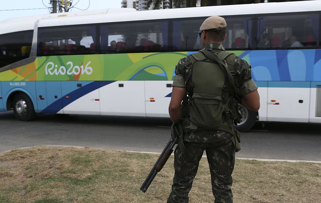 Canh sat vat va bao ve duoc Olympics anh 6