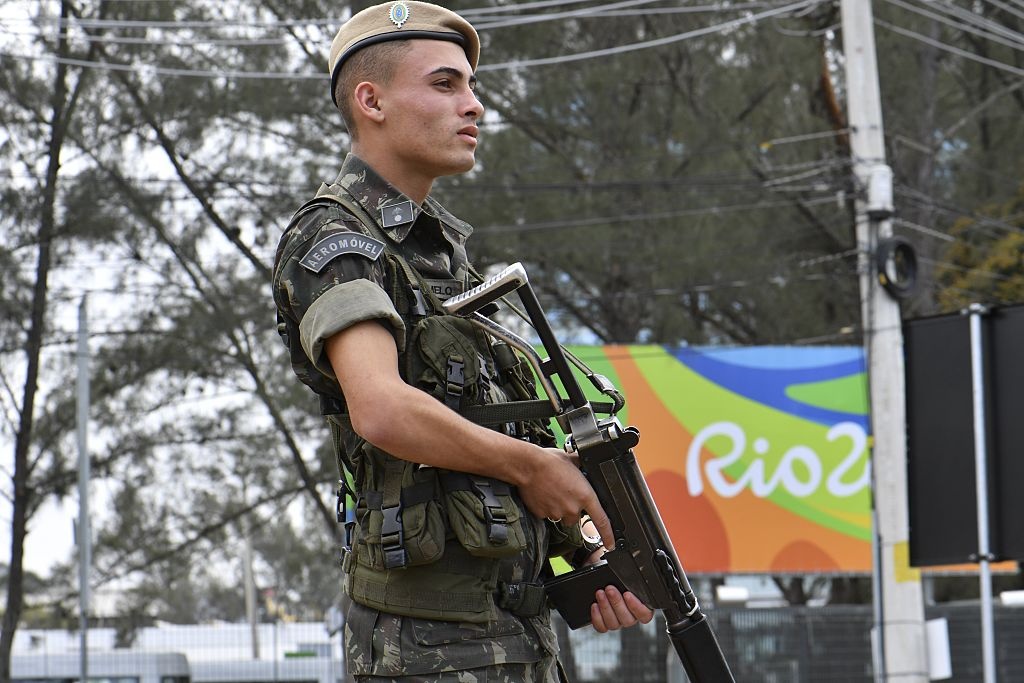 Canh sat vat va bao ve duoc Olympics anh 7