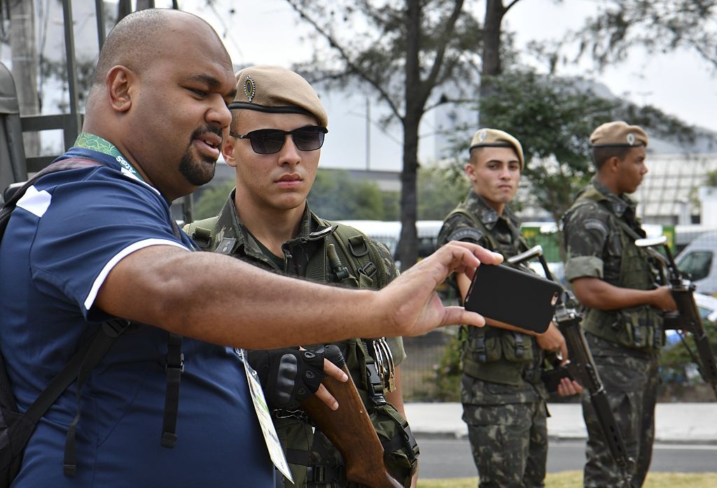 Canh sat vat va bao ve duoc Olympics anh 10