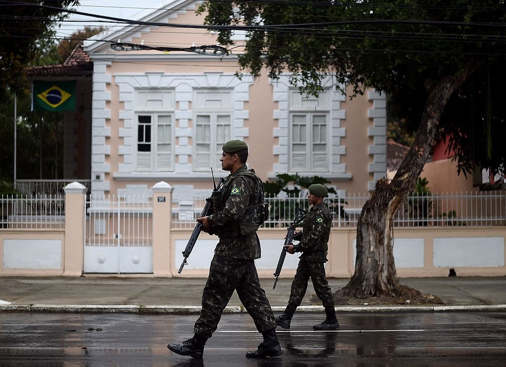 Canh sat vat va bao ve duoc Olympics anh 8