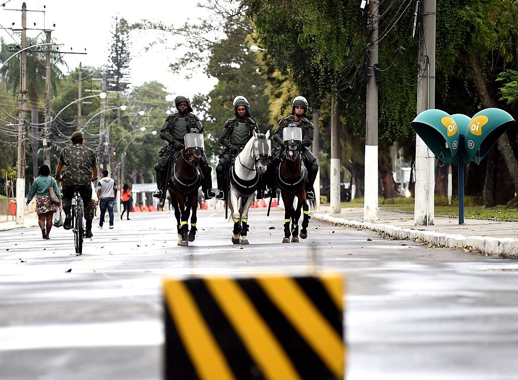 Canh sat vat va bao ve duoc Olympics anh 9