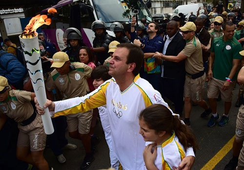 Canh sat dung hoi cay, lap hang rao bao ve duoc Olympics hinh anh