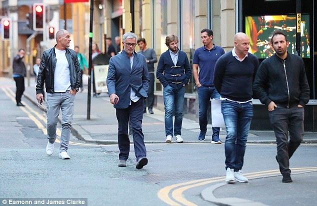 Mourinho ra ngoai an toi cung cong su anh 1