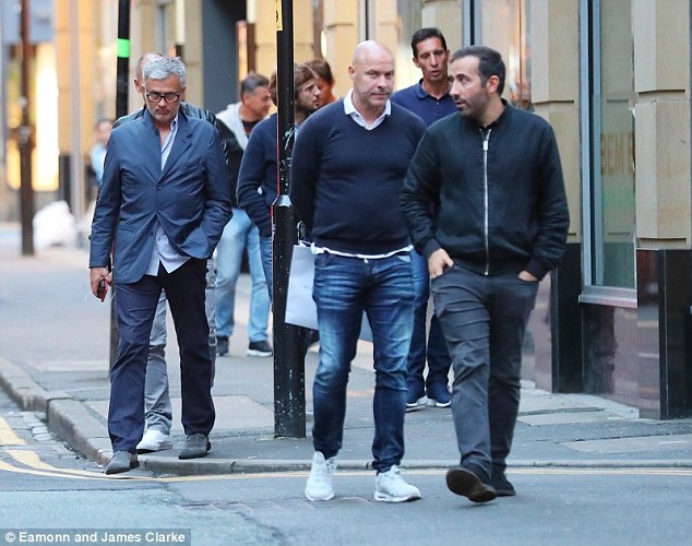 Mourinho ra ngoai an toi cung cong su anh 2