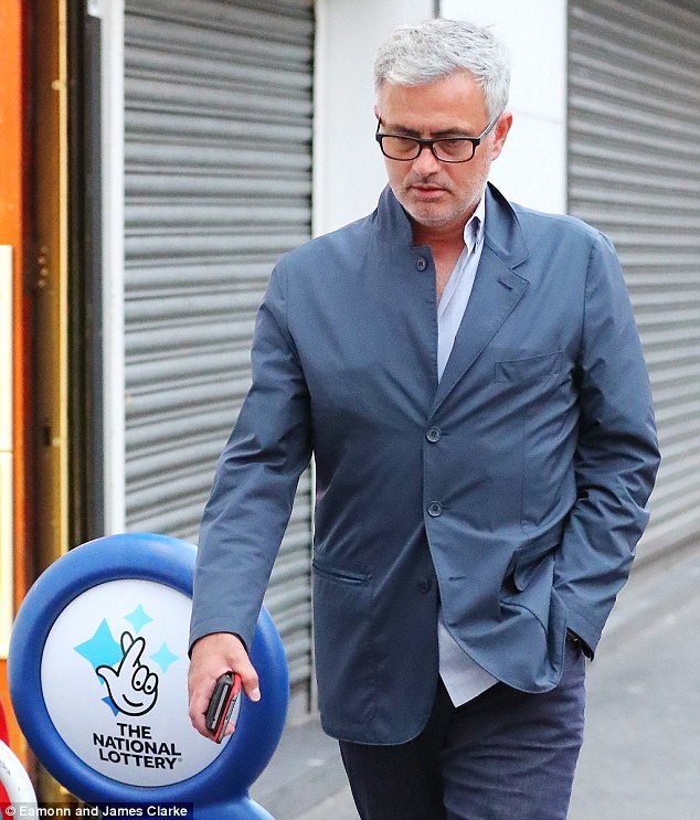 Mourinho ra ngoai an toi cung cong su anh 3