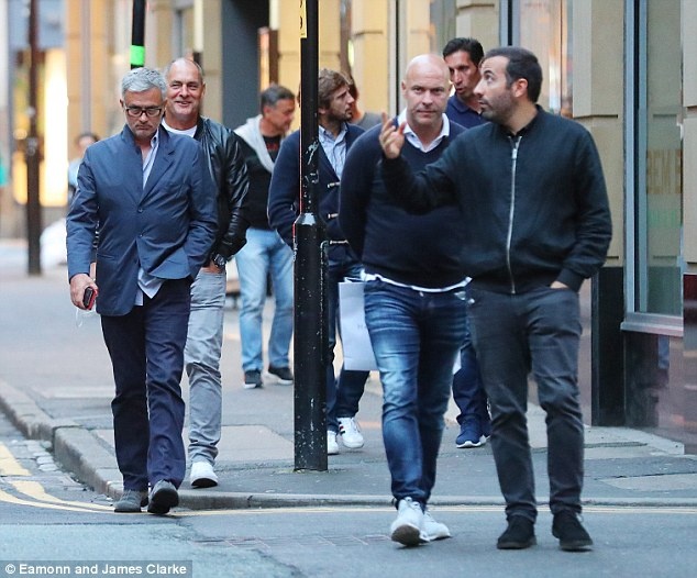 Mourinho ra ngoai an toi cung cong su anh 6