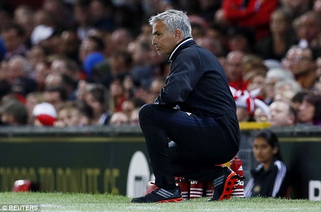 Mourinho ra ngoai an toi cung cong su anh 7