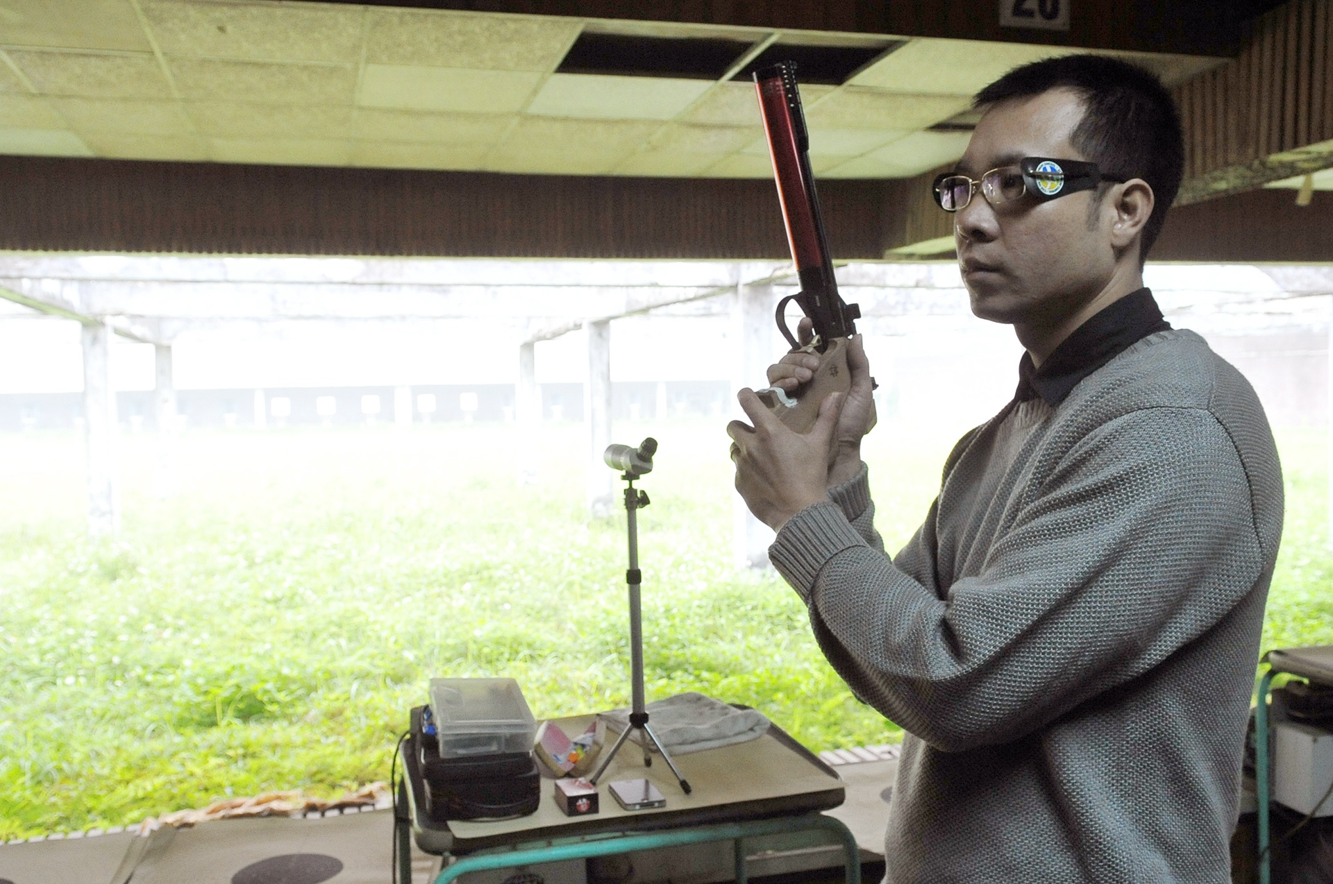 Xuan Vinh tap luyen o truong ban di anh 1