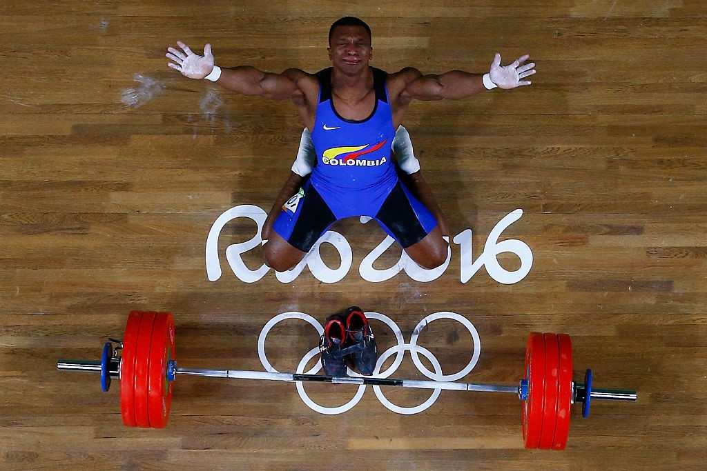 Nhà vô địch Olympic khóc nức nở ảnh 2 Nha vo dich Olympic khoc nuc no anh 2