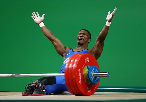 Nha vo dich Olympic khoc nuc no, coi giay giai nghe hinh anh