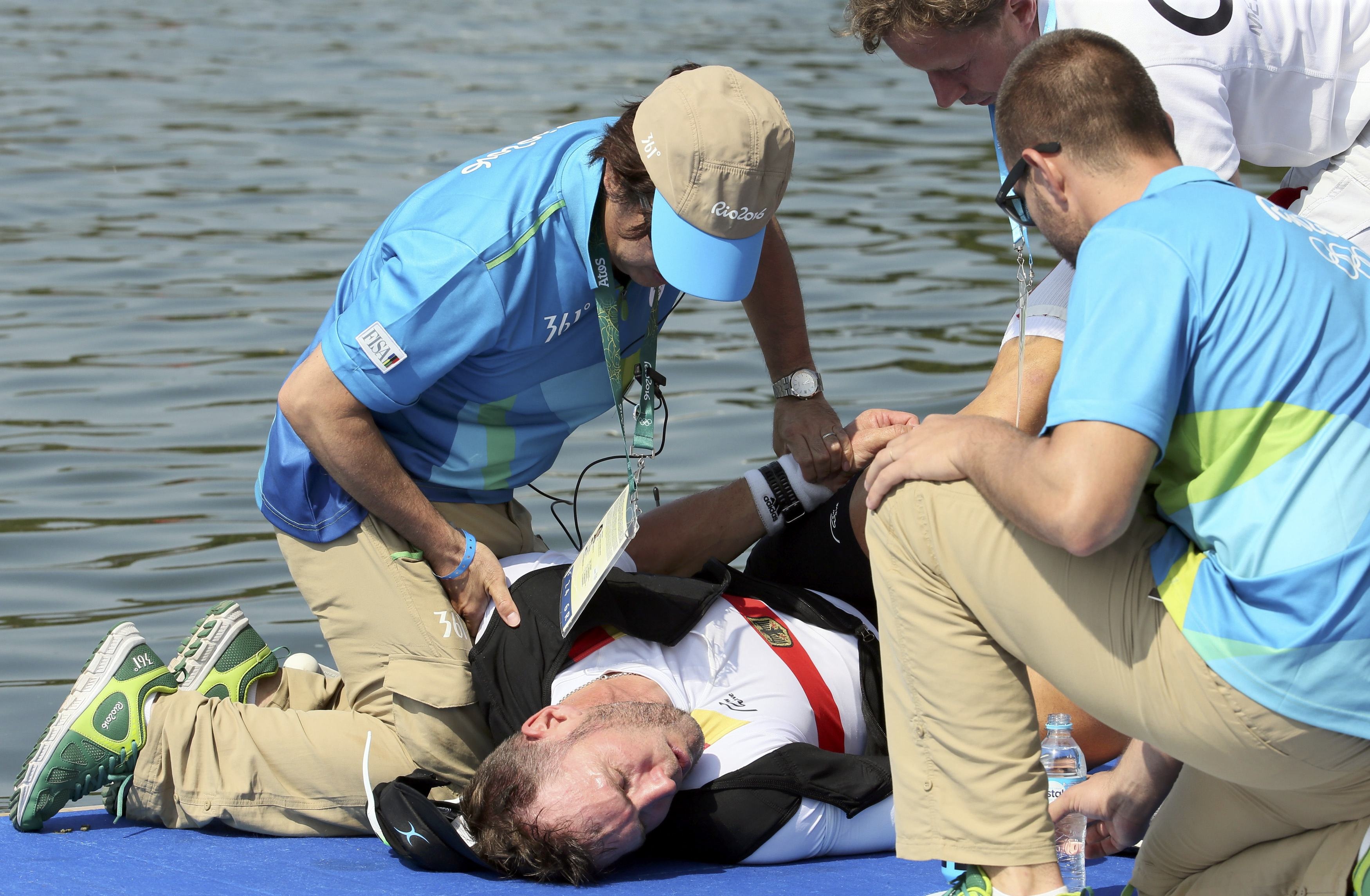 VDV Olympic bat tinh khi ve dich anh 1