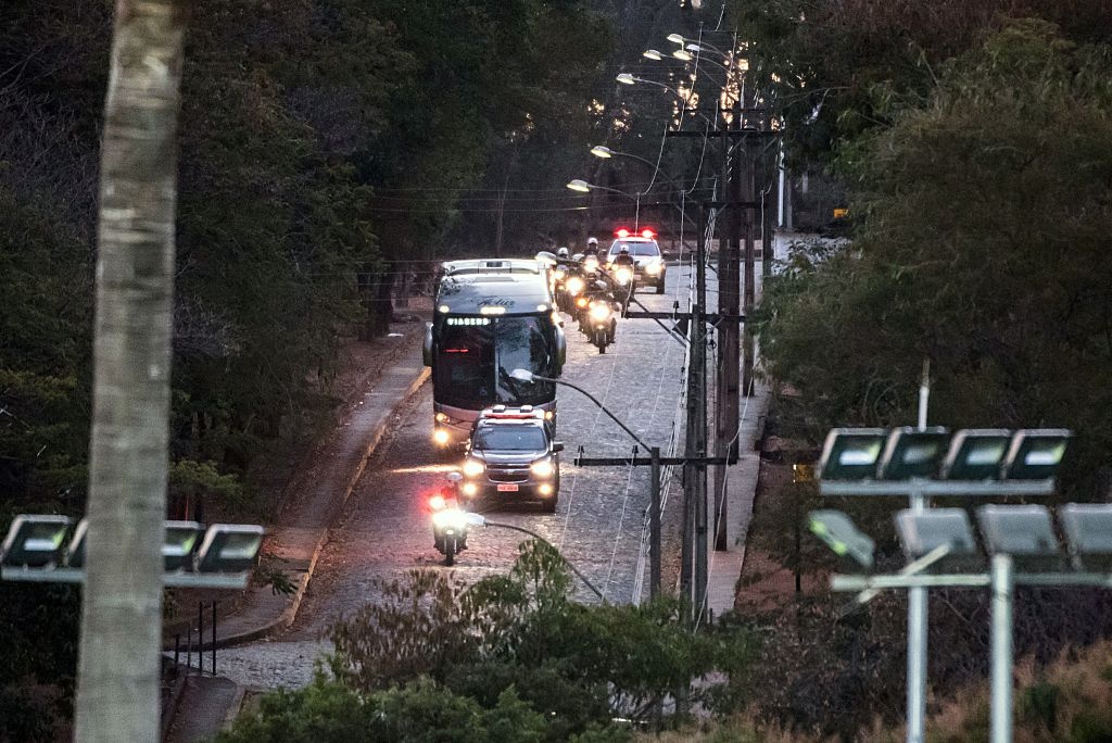 Xe buyt Olympic bi nem vo cua kinh anh 5