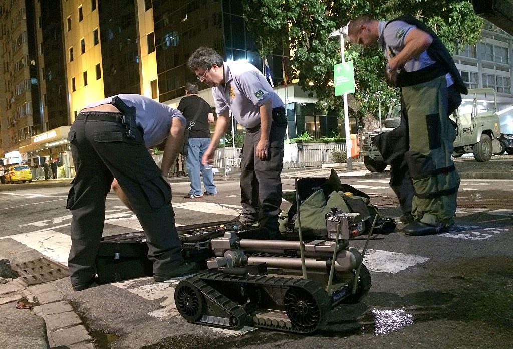 Xe buyt Olympic bi nem vo cua kinh anh 6