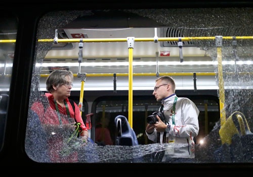 Xe buyt phuc vu Olympic 2016 bi tan cong hinh anh