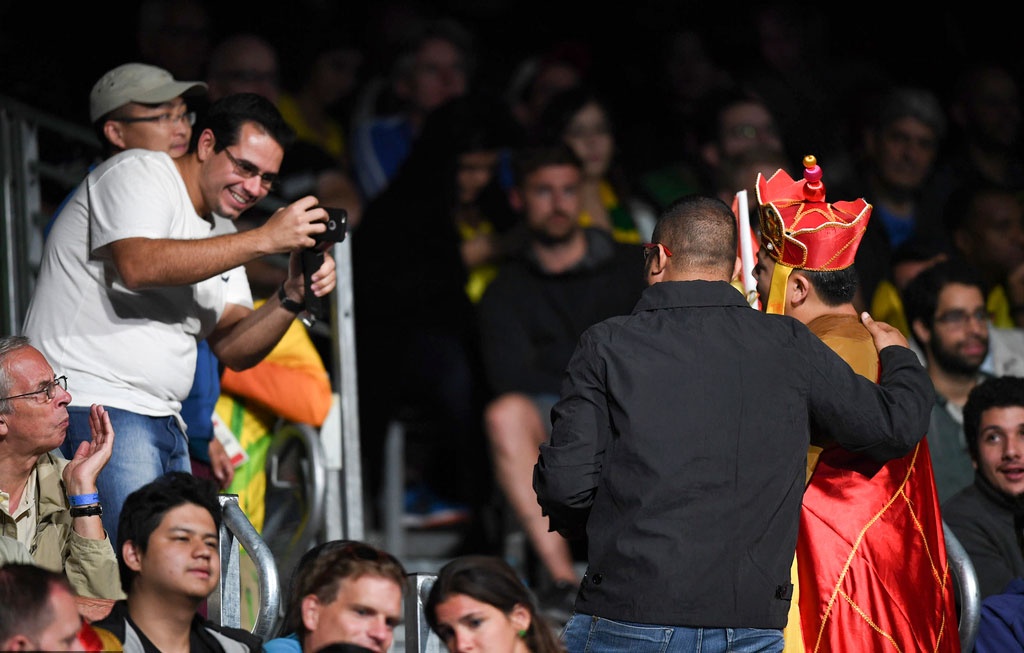 ‘Đường tăng’ cổ vũ VĐV Trung Quốc ảnh 3 ‘Duong tang’ co vu VDV Trung Quoc anh 3