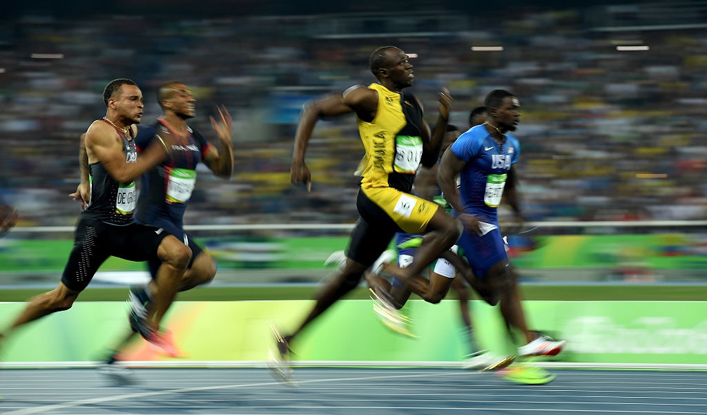 Usain Bolt hạnh phúc trong vòng tay CĐV ảnh 5 Usain Bolt hanh phuc trong vong tay CDV anh 5