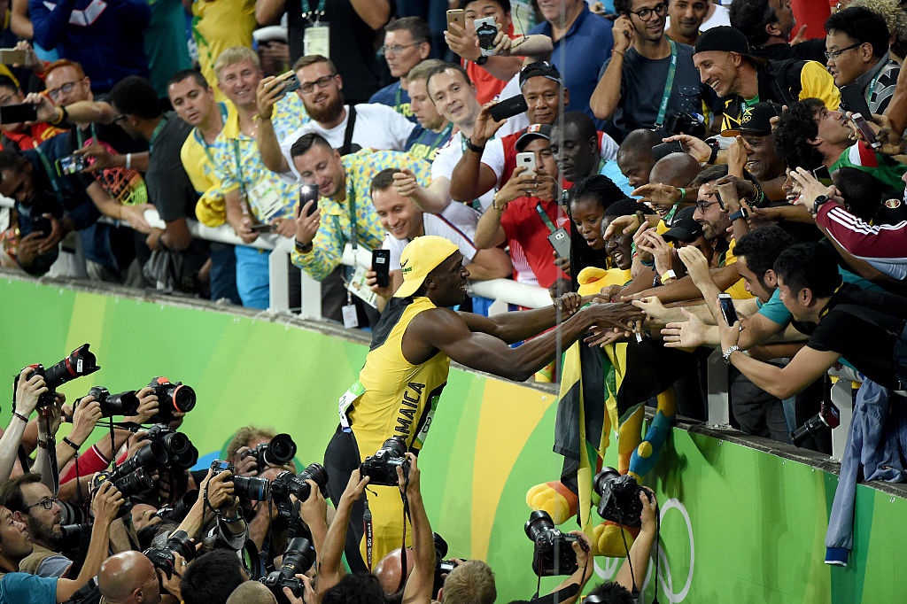 Usain Bolt hạnh phúc trong vòng tay CĐV ảnh 2 Usain Bolt hanh phuc trong vong tay CDV anh 2