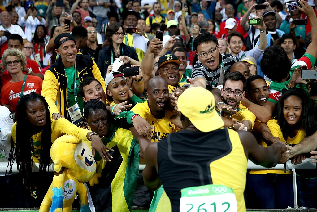 Usain Bolt hạnh phúc trong vòng tay CĐV ảnh 3 Usain Bolt hanh phuc trong vong tay CDV anh 3