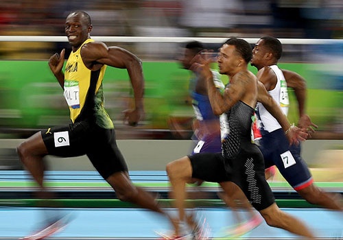 Bolt quay lai nhin doi thu khi ve nhat tao cam xuc o Olympic hinh anh