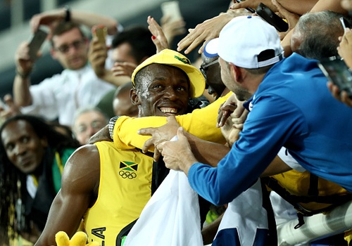 Ong hoang dien kinh Bolt hanh phuc trong vong tay CDV hinh anh