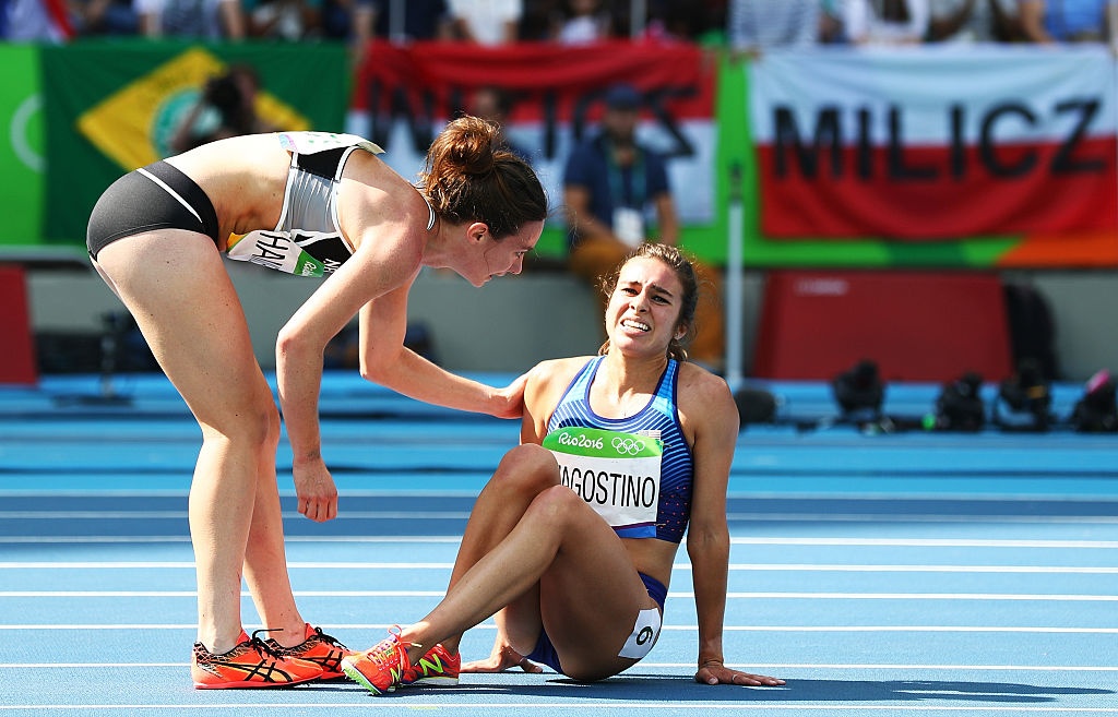 VDV dung cuoc dua de giup doi thu anh 3