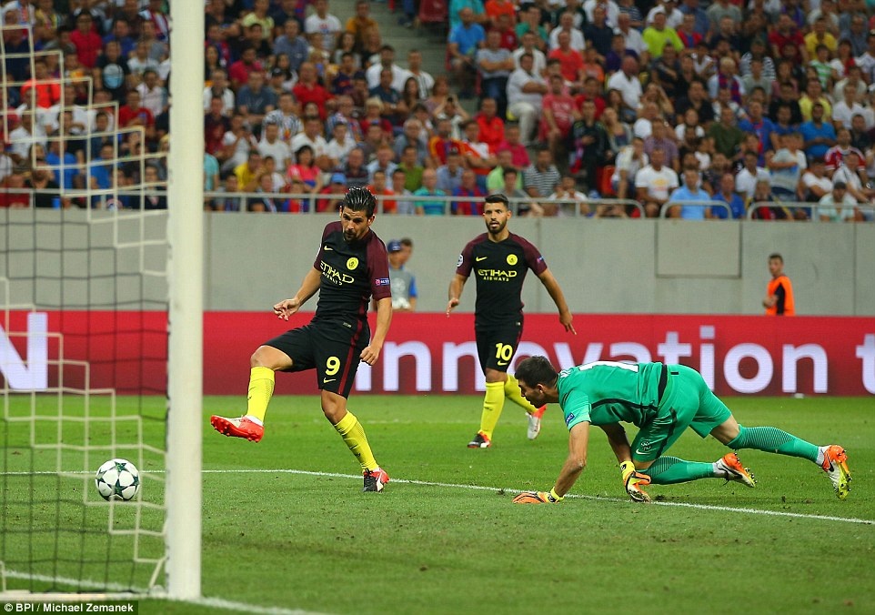 Aguero sut hong penalty 2 lan anh 7