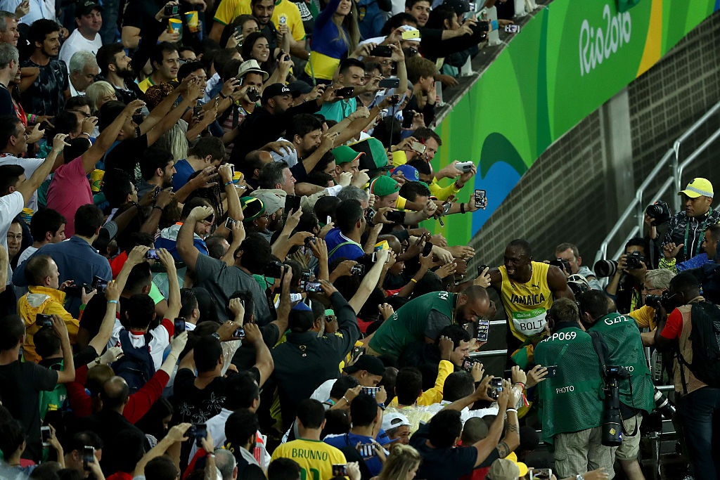 Bolt selfie cung CDV sau khi doat HCV anh 2