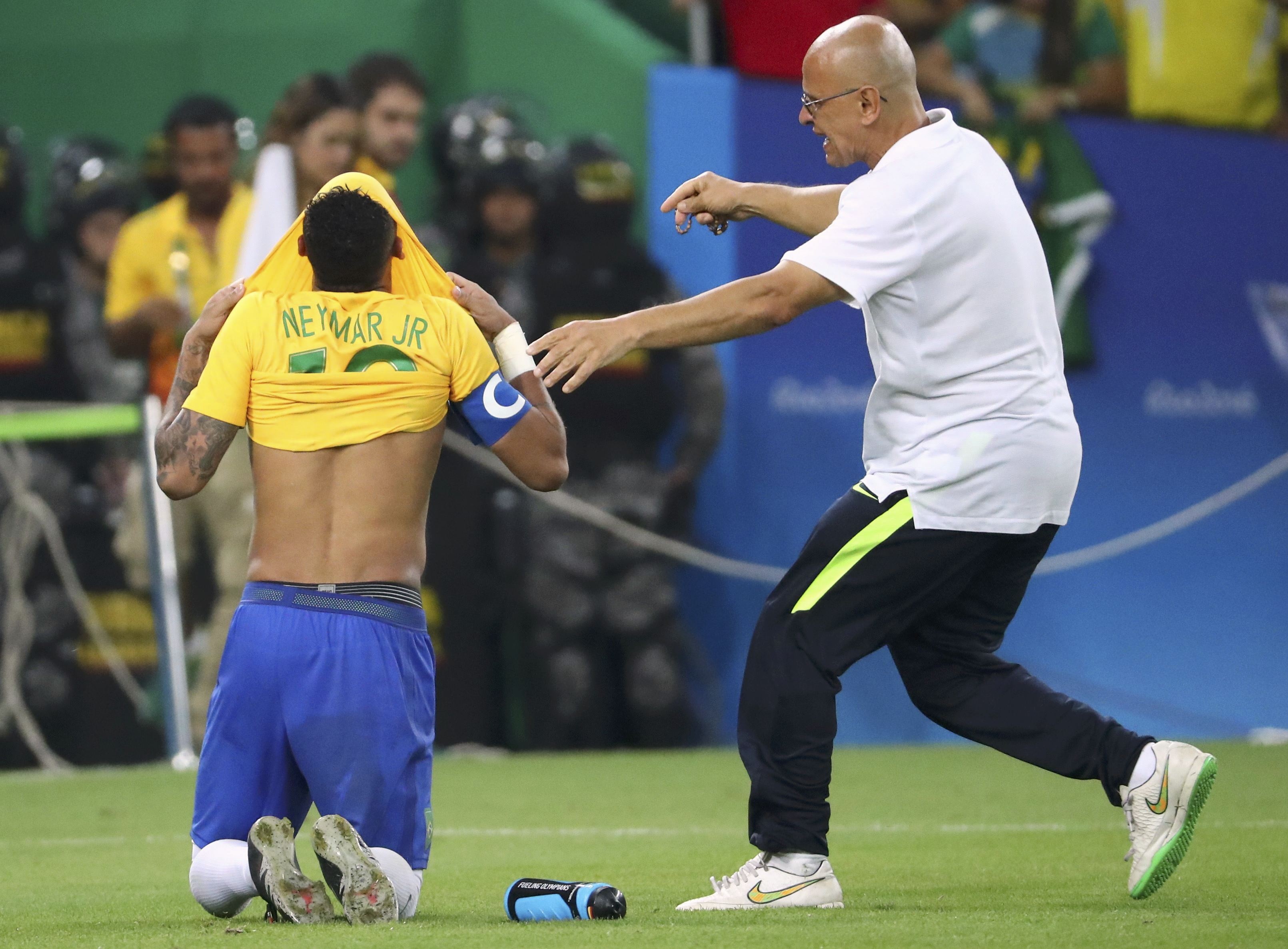 Neymar khoc khi giup Brazil gianh HCV anh 3