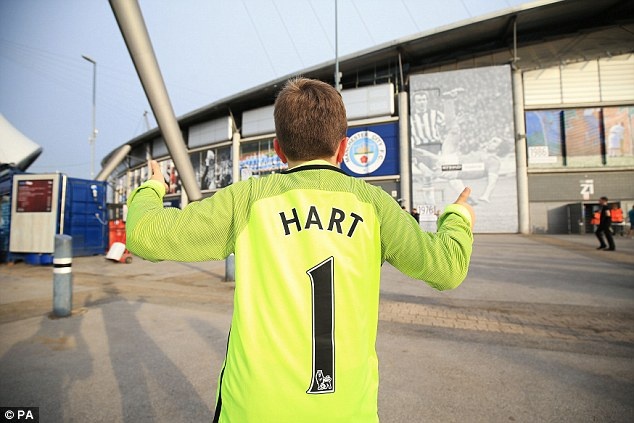 Hart vay tay chao CDV Man City anh 5