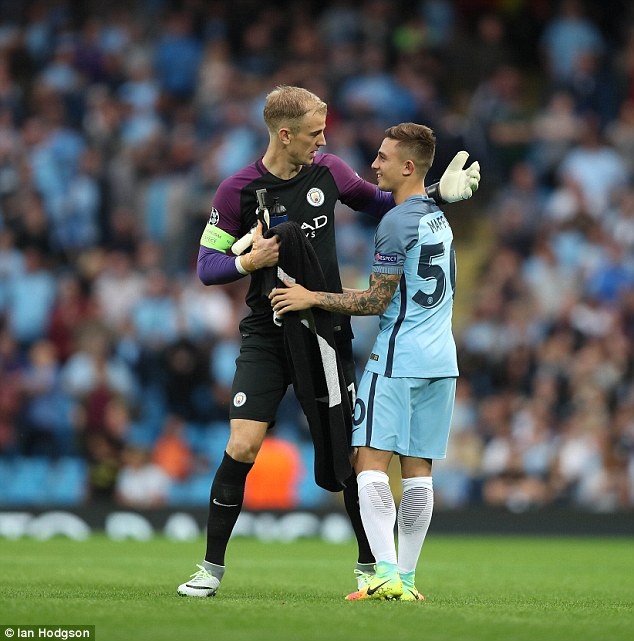 Hart vay tay chao CDV Man City anh 3