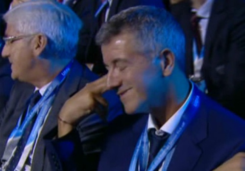 Giam doc Atletico lam hanh dong ‘tu sat’ khi gap Bayern hinh anh