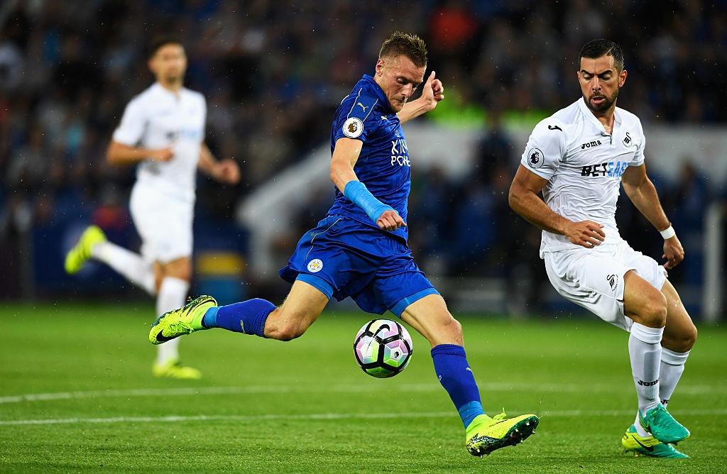 Vardy ghi ban giup Leicester chien thang anh 5