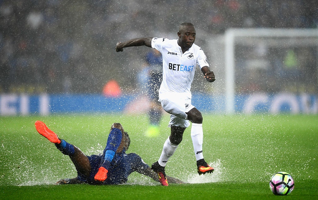 Vardy ghi ban giup Leicester chien thang anh 4